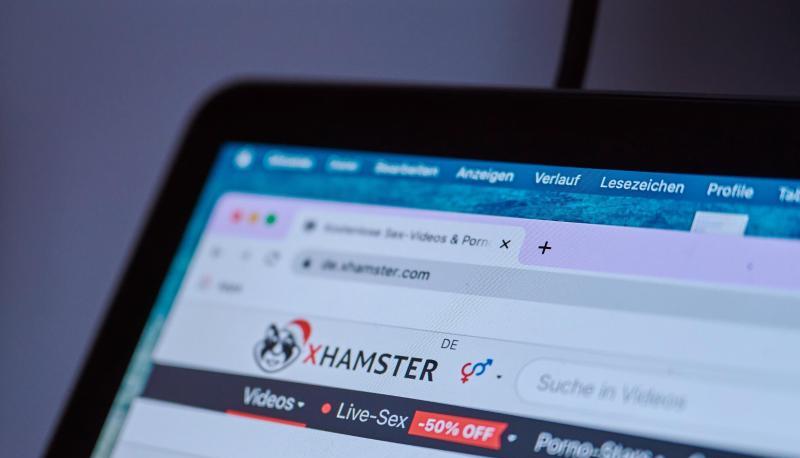 Dem reichweitenstarken Pornoportal xHamster droht eine Netzsperre wegen Missachtung des Kinder- und Jugendschutzes.