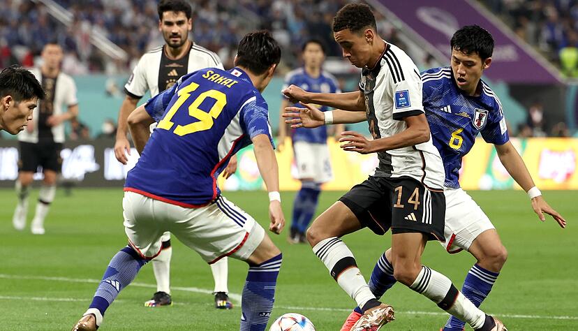 Jamal Musiala (2.v.r.) sorgte f&uuml;r Unruhe in der japanischen Abwehr.