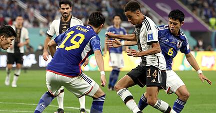 Jamal Musiala (2.v.r.) sorgte f&uuml;r Unruhe in der japanischen Abwehr.