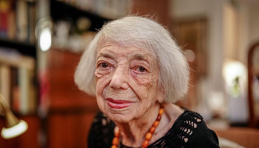 Sie sei nicht politisch, sagt Margot Friedländer, doch beobachtet sie die Lage in Deutschland ganz genau. Sie sei nicht politisch, sagt Margot Friedländer, doch beobachtet sie die Lage in Deutschland ganz genau.