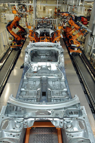 Hier wird im Karosseriebau die Bodengruppe zusammengeschweißt. Hier wird im Karosseriebau die Bodengruppe zusammengeschweißt.