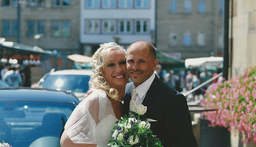 Was als Jugendliebe auf einer Hochzeit begann, mündete 2011 in die eigene Vermählung: Diana und Mario Weber.
Foto: privat Was als Jugendliebe auf einer Hochzeit begann, mündete 2011 in die eigene Vermählung: Diana und Mario Weber.
Foto: privat
