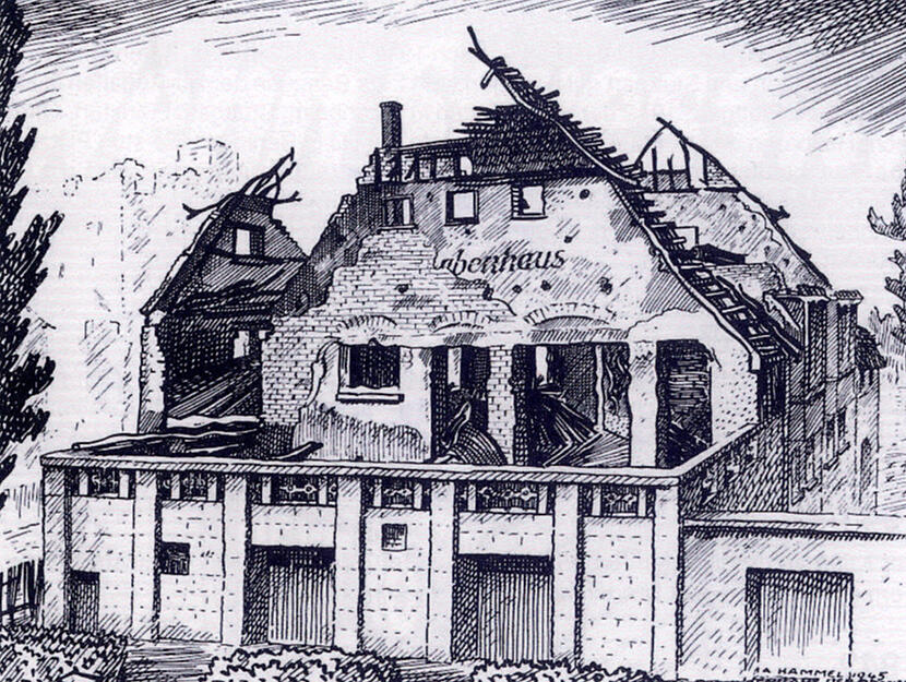 Die markante Terrasse und die Sandsteinfassade, durch die zwei Tore in eine der Bootshallen führen, stammen noch von dem Bau 1909. Das restliche Gebäude wurde nach der Zerstörung 1944 nach altem Vorbild wiederaufgebaut. Die Zeichnung ist mit 1945 datiert. Die markante Terrasse und die Sandsteinfassade, durch die zwei Tore in eine der Bootshallen führen, stammen noch von dem Bau 1909. Das restliche Gebäude wurde nach der Zerstörung 1944 nach altem Vorbild wiederaufgebaut. Die Zeichnung ist mit 1945 datiert.