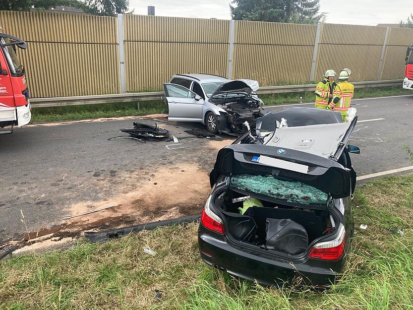 Die Straße wird noch längere Zeit gesperrt bleiben, sagt die Polizei. Die Straße wird noch längere Zeit gesperrt bleiben, sagt die Polizei.