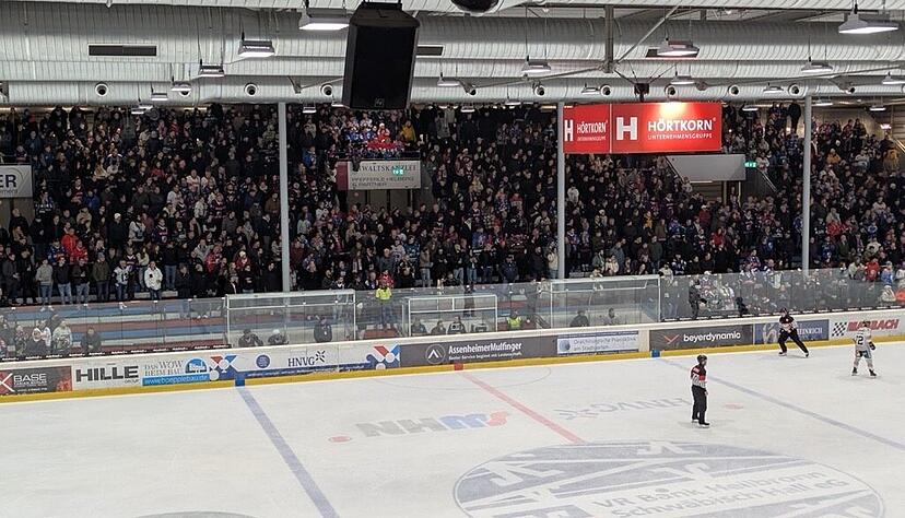 Auf der Stehplatz-Trib&uuml;ne in der Heilbronner Eishalle blieb beim Spiel der Falken gegen die Memmingen Indians zun&auml;chst ruhig.