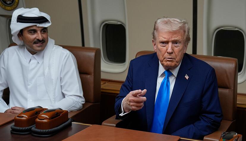 Trump stellte beim Tankstopp in Katar einen baldigen Einsatz der geplanten internationalen Friedenstruppe (ISF) f&uuml;r den Gazastreifen in Aussicht.