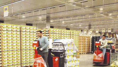 Um die Bezahlung von Staplerfahrern im Kaufland-Logistikzentrum &minus; hier ein Archivbild aus dem Jahr 2005 &minus; geht es bei den Zoll-Ermittlungen. Foto: Kugler