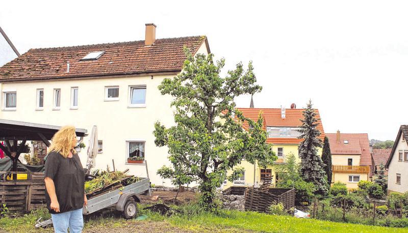 Cordula Bauer blickt auf die Wiese unterhalb ihrer Wohnung, von der der Dackel ihren Puschy auf die Bretzfelder Straße jagte, dort zu fassen bekam und ihn tötete, während sich der der Hundehalter in dem Carport (links) aufhielt.
Foto: Bettina Henke Cordula Bauer blickt auf die Wiese unterhalb ihrer Wohnung, von der der Dackel ihren Puschy auf die Bretzfelder Straße jagte, dort zu fassen bekam und ihn tötete, während sich der der Hundehalter in dem Carport (links) aufhielt.
Foto: Bettina Henke