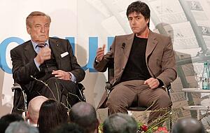 Uwe Ralf Heer (von links), Gerhard Mayer-Vorfelder, Joachim Löw und Philipp Lahm Ende 2005 anlässlich eines Stimme-Forums in der Kreissparkasse Heilbronn. Alle drei Diskussionsgäste lehnten damals den Videobeweis ab. Uwe Ralf Heer (von links), Gerhard Mayer-Vorfelder, Joachim Löw und Philipp Lahm Ende 2005 anlässlich eines Stimme-Forums in der Kreissparkasse Heilbronn. Alle drei Diskussionsgäste lehnten damals den Videobeweis ab.