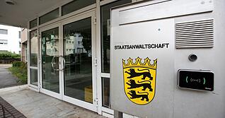 Die Staatsanwaltschaft Heilbronn hat einen Beamten festnehmen lassen. Diesem werden Bestechlichkeit und Verletzung von Dienstgeheimnissen vorgeworfen.