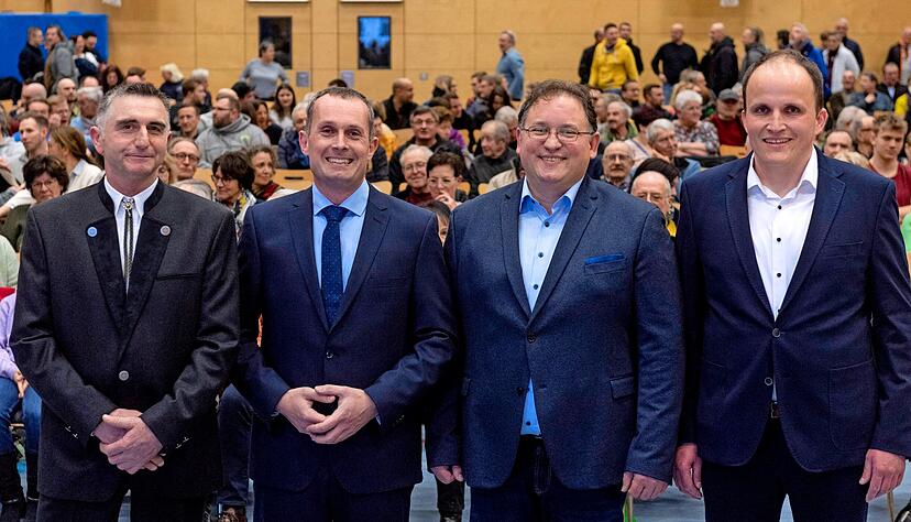 Von links: Stefan Emert, Christoph Hamberger, Sebastian Müller und Jochen Hoffer präsentieren sich als Kandidaten für den Chefsessel in Neudenau.
Foto: Mario Berger Von links: Stefan Emert, Christoph Hamberger, Sebastian Müller und Jochen Hoffer präsentieren sich als Kandidaten für den Chefsessel in Neudenau.
Foto: Mario Berger