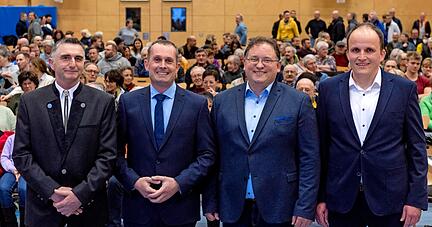 Von links: Stefan Emert, Christoph Hamberger, Sebastian Müller und Jochen Hoffer präsentieren sich als Kandidaten für den Chefsessel in Neudenau.
Foto: Mario Berger Von links: Stefan Emert, Christoph Hamberger, Sebastian Müller und Jochen Hoffer präsentieren sich als Kandidaten für den Chefsessel in Neudenau.
Foto: Mario Berger