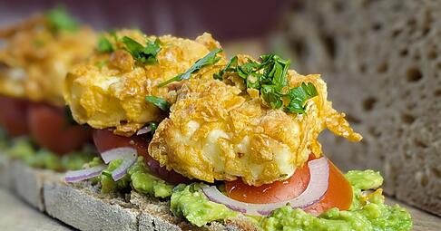 Statt Butter ein Avocadobett, statt einer Scheibe Wurst oder Käse knusprige Feta-Häppchen: Die belegte Brotscheibe sorgt für einen Wow-Moment.