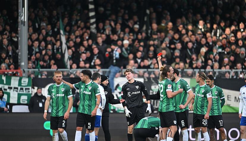 Münster spielte ab der 55. Minute nur noch mit zehn Spielern.