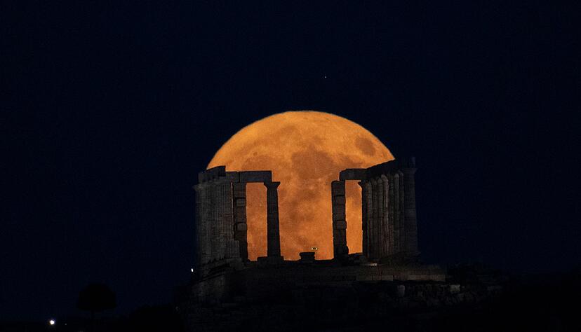 Der Supermond geht hinter dem Poseidon-Tempel am Kap Sounio südlich von Athen auf. Der Supermond geht hinter dem Poseidon-Tempel am Kap Sounio südlich von Athen auf.