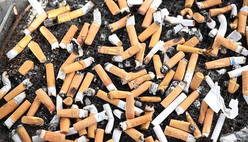 Nach Willen der Landesregierung soll künftig im Südwesten an weiteren Orten nicht mehr geraucht werden. (Archivbild)