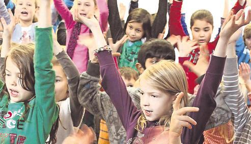 Beim Weihnachtssingspiel der Schule wird gesungen, gespielt, getanzt und musiziert. Eifrig haben die Sch&uuml;ler in den letzten Tagen noch geprobt.
Foto: Koppenh&ouml;fer