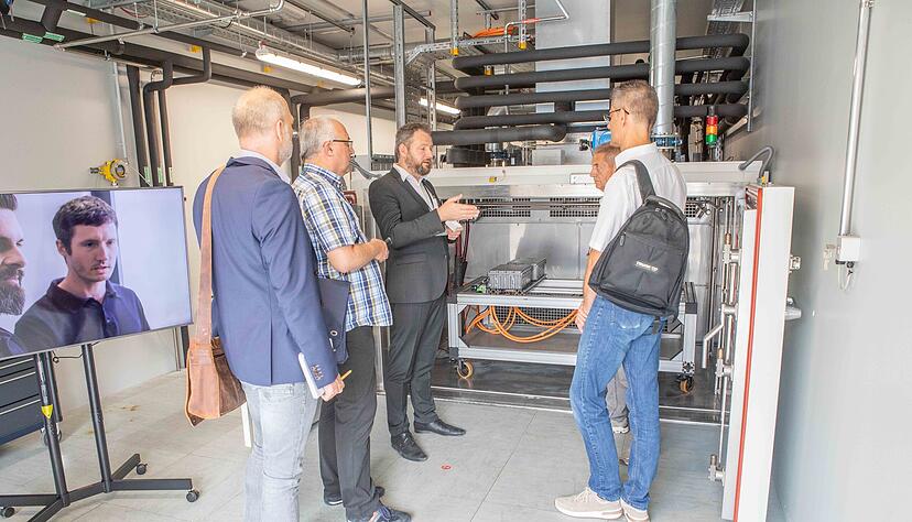 So sah das Batterie-Test-Center von Valmet in Bad Friedrichshall im Juli 2024 aus. Der damalige Standortleiter Stefan Sommer (Mitte) übernimmt nun Teile des Testzentrums.