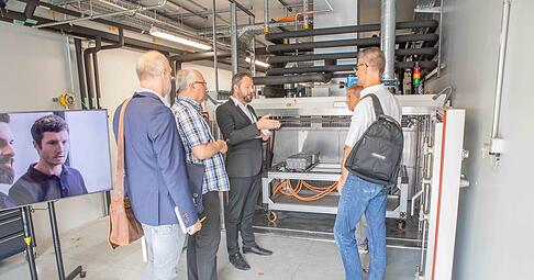 So sah das Batterie-Test-Center von Valmet in Bad Friedrichshall im Juli 2024 aus. Der damalige Standortleiter Stefan Sommer (Mitte) übernimmt nun Teile des Testzentrums.