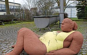Blickfang: die Skulptur "Die Badende" mitten im Ort. Ein naher Brunnen komplettiert das Ensemble. Blickfang: die Skulptur "Die Badende" mitten im Ort. Ein naher Brunnen komplettiert das Ensemble.