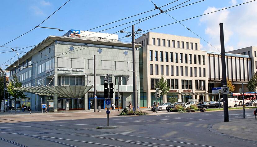 Der Standort der Volksbank Heilbronn an der Allee bleibt auch nach dem Zusammenschluss mit dem Schwesterinstitut in Hall bestehen. Die neue Bank heißt VR Bank Heilbronn Schwäbisch Hall.
Foto: Ralf Seidel Der Standort der Volksbank Heilbronn an der Allee bleibt auch nach dem Zusammenschluss mit dem Schwesterinstitut in Hall bestehen. Die neue Bank heißt VR Bank Heilbronn Schwäbisch Hall.
Foto: Ralf Seidel
