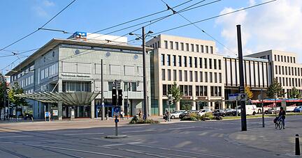 Der Standort der Volksbank Heilbronn an der Allee bleibt auch nach dem Zusammenschluss mit dem Schwesterinstitut in Hall bestehen. Die neue Bank hei&szlig;t VR Bank Heilbronn Schw&auml;bisch Hall.
Foto: Ralf Seidel