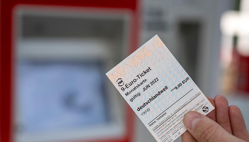 Ein 9-Euro-Ticket ist vor einem Fahrkartenautomaten zu sehen (gestelltes Foto). Ein 9-Euro-Ticket ist vor einem Fahrkartenautomaten zu sehen (gestelltes Foto).