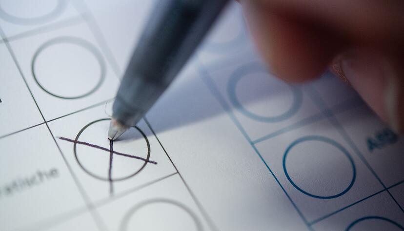 In f&uuml;nf Wochen ist Bundestagswahl - eine neue Umfrage sieht die Union nun bei 29 Prozent.