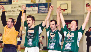 Torh&uuml;ter Jochen Hoffmann, Fabian Gerstlauer, Holger Schaible und Rene M&uuml;ller feiern nach dem 34:28 gegen Helmlingen mit den Fans.
          Foto: Marc Schmerbeck
