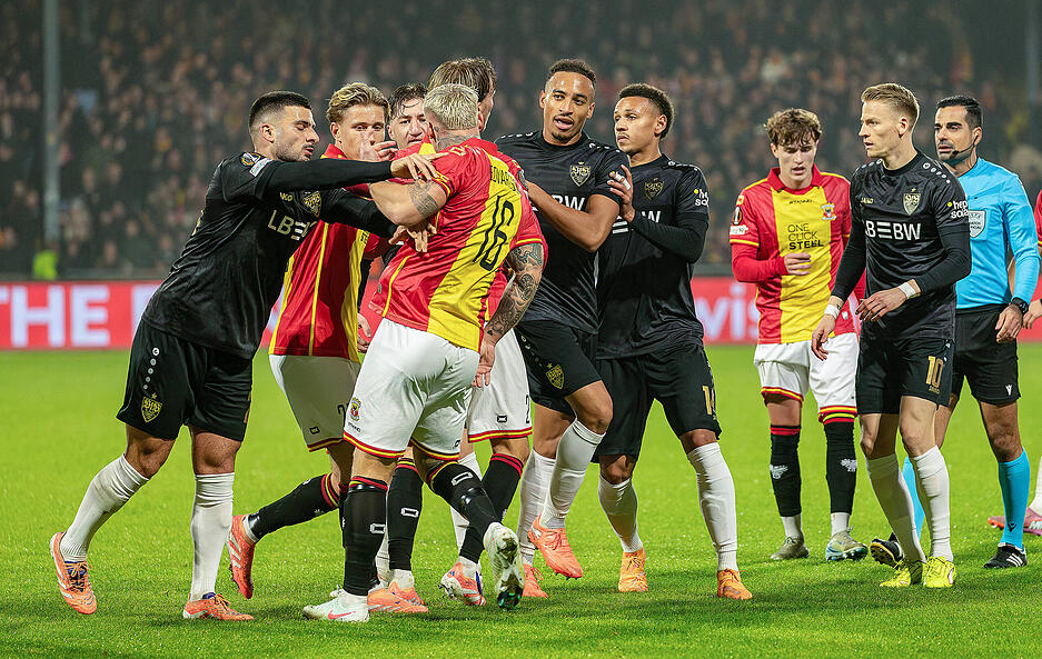 In Deventer kam es zum Eklat. Notverordnungen, Polizei-Gewalt gegen Fans und die Abreise der VfB-Ultras sorgten vor dem Spiel bei den Go Ahead Eagles für einen Skandal.