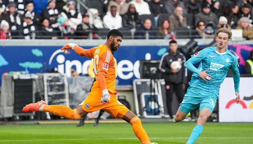 Erst stark, beim Gegentor aber ungl&uuml;cklich: Frankfurts Torh&uuml;ter Kaua Santos.