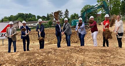 Mit Christoph Dorschner freuen sich Ob Holaschke, Frank und J&uuml;rgen Mayer, Peter Thalmann, Markus Pfr&uuml;nder von der Heilbronner Sparkasse als Kreditgeber, Bernd Seck (ab 3. von rechts) auf den Campus, der Ende 2023 fertig werden soll.
Foto: Schwarzb&uuml;rger