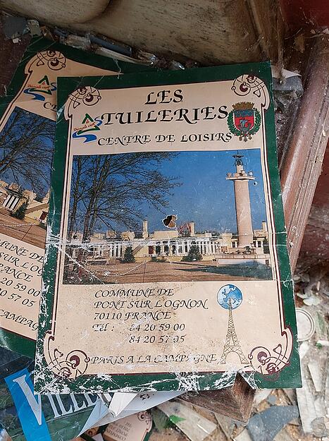 Les Tuileries in Pont sur l'Ognon: Der Hotelkomplex ist nie über das Versuchsstadium hinausgekommen. Prospekte für die Wiedereröffnung 1994 waren bereits gedruckt.