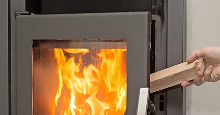 Immer mehr Menschen greifen auf Holzöfen zurück.
Foto: dpa Immer mehr Menschen greifen auf Holzöfen zurück.
Foto: dpa