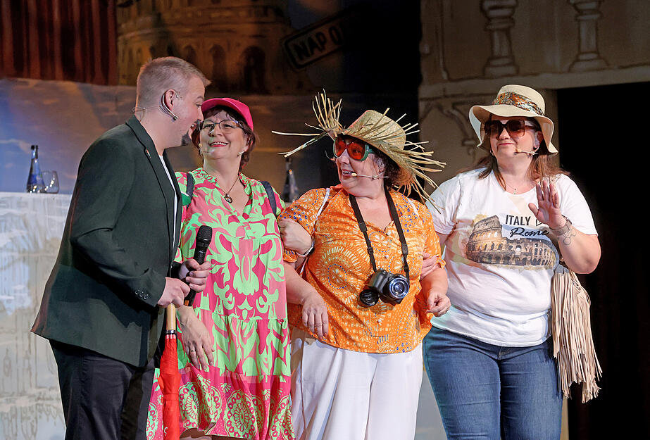 Der Gundelsheimer Carneval-Verein feierte am Samstag, den 25. Januar, die erste von sieben Prunksitzungen in der historischen Deutschmeisterhalle. Der Gundelsheimer Carneval-Verein feierte am Samstag, den 25. Januar, die erste von sieben Prunksitzungen in der historischen Deutschmeisterhalle.