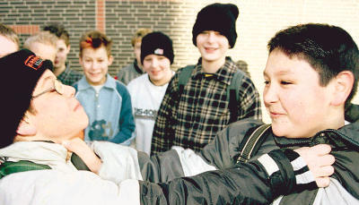 Aggression entlädt sich in Worten oder mit den Fäusten. Oft bräuchten Kinder einfach die Chance, ihre Energie in etwas Positives umzuwandeln, appellierte Marion Rosentreter in seinem Vortrag.
          Foto: dpa Aggression entlädt sich in Worten oder mit den Fäusten. Oft bräuchten Kinder einfach die Chance, ihre Energie in etwas Positives umzuwandeln, appellierte Marion Rosentreter in seinem Vortrag.
          Foto: dpa
