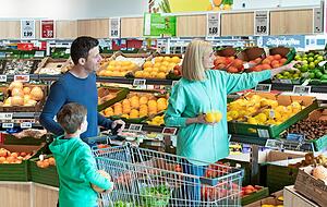 Die Warenpräsentation hat sich deutlich verändert. Die Obstabteilung besteht nicht mehr aus hohen Regalen mit einem schmalen Sortiment.
Fotos: Lidl