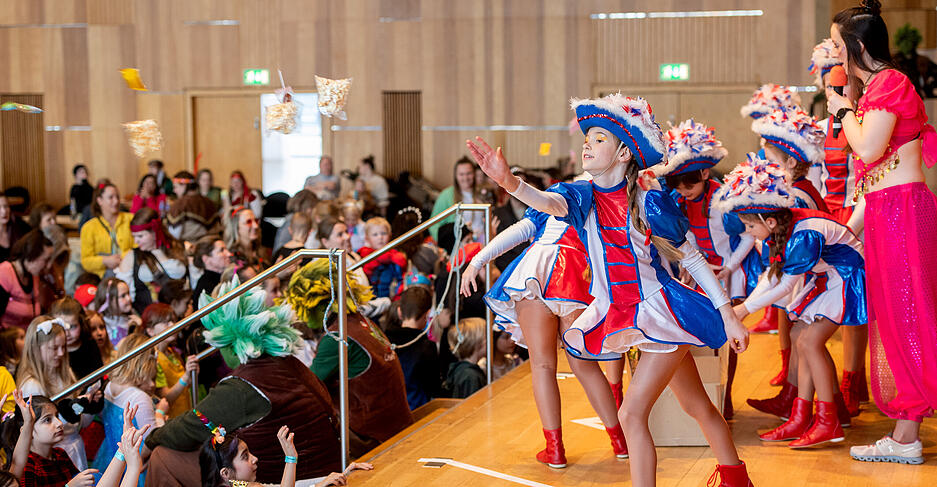 Die j&uuml;ngsten Karnevalisten feiern beim Kinderfasching in der Harmonie