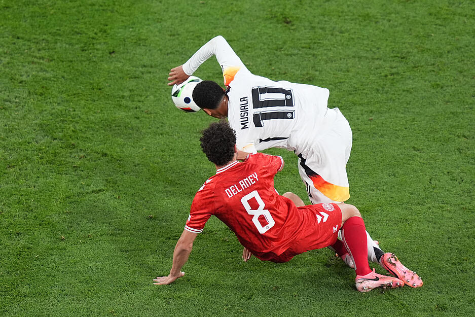 Jamal Musiala: Ohne Wirtz im Team auf der linken Seite aktiv. Der Münchner Ballzauberer hat bei dieser EM schon deutlich besser gespielt. Sonderbeifall für eine tolle Grätsche in der 62. Minute. Und dann: noch viel, viel mehr Jubel in der 68. Minute, als Musiala allein auf Schmeichel zulief, cool blieb und das deutsche 2:0 schoss. Unter Beifallsrauschen machte er in der 80. Minute Platz für Wirtz. Der schoss nicht das 3:0. Es war in der Nachspielzeit Abseits. Schade. Der Chip war gut.
Note: 3 Jamal Musiala: Ohne Wirtz im Team auf der linken Seite aktiv. Der Münchner Ballzauberer hat bei dieser EM schon deutlich besser gespielt. Sonderbeifall für eine tolle Grätsche in der 62. Minute. Und dann: noch viel, viel mehr Jubel in der 68. Minute, als Musiala allein auf Schmeichel zulief, cool blieb und das deutsche 2:0 schoss. Unter Beifallsrauschen machte er in der 80. Minute Platz für Wirtz. Der schoss nicht das 3:0. Es war in der Nachspielzeit Abseits. Schade. Der Chip war gut.
Note: 3