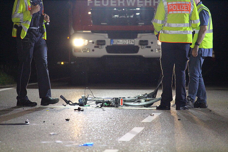 Laut Polizeibericht wurde der Fahrradfahrer durch die Wucht des Aufpralls 20 Meter weit durch die Luft geschleudert. Laut Polizeibericht wurde der Fahrradfahrer durch die Wucht des Aufpralls 20 Meter weit durch die Luft geschleudert.
