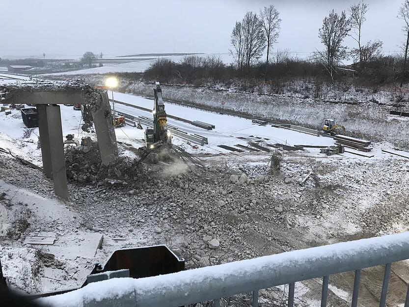 Tonnenweise Beton und Stahl wurden in der Nacht auf Sonntag in wenigen Stunden abgerissen. Die A6 war 24 Stunden lang voll gesperrt.