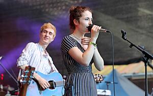 Sehr jung und überaus ambitioniert: Hannah & Falco aus Würzburg sind die erste Entdeckung beim diesjährigen Festival. Sehr jung und überaus ambitioniert: Hannah & Falco aus Würzburg sind die erste Entdeckung beim diesjährigen Festival.