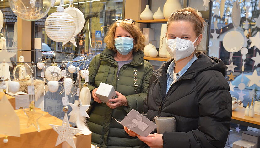 Monika (links) und Judith Brame suchen bei Diem in Leingarten nach Nikolausgeschenken. Foto: Stefanie Pfäffle Monika (links) und Judith Brame suchen bei Diem in Leingarten nach Nikolausgeschenken. Foto: Stefanie Pfäffle