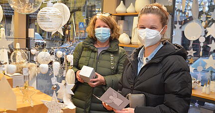 Monika (links) und Judith Brame suchen bei Diem in Leingarten nach Nikolausgeschenken. Foto: Stefanie Pfäffle Monika (links) und Judith Brame suchen bei Diem in Leingarten nach Nikolausgeschenken. Foto: Stefanie Pfäffle