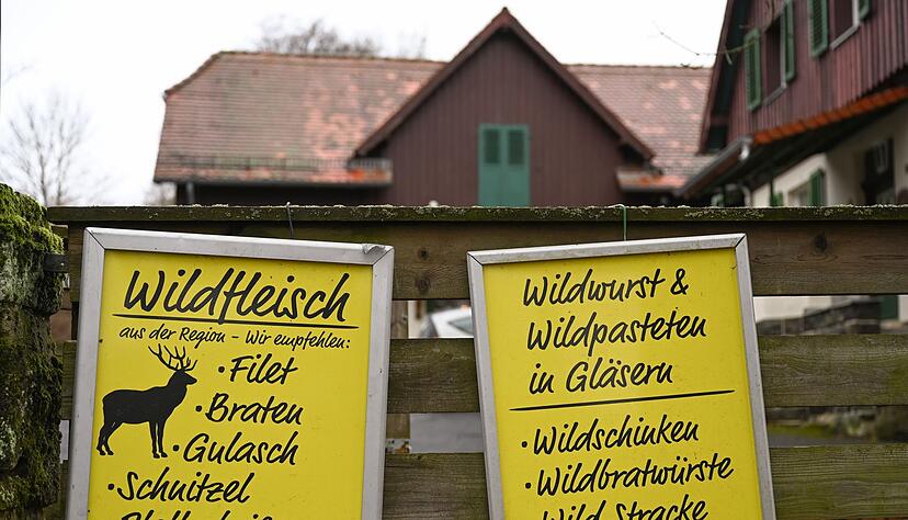 Hinweistafeln für den Verkauf von Wildfleisch hängen am Zaun vor einem Wildladen. Was die Produktwahl angeht, sind Kunden momentan allerdings etwas sparsamer. Hinweistafeln für den Verkauf von Wildfleisch hängen am Zaun vor einem Wildladen. Was die Produktwahl angeht, sind Kunden momentan allerdings etwas sparsamer.