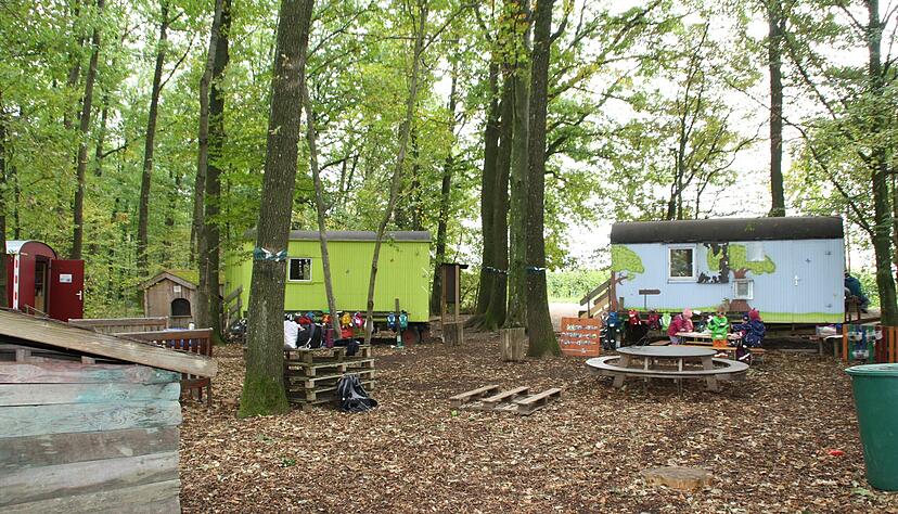 Idyllisch gelegen zwischen Bäumen: der Naturkindergarten "Eulennest" beim Teilort Obersöllbach. Da im dortigen Wald der Eichenprozessionsspinner wütet, musste der Befall neuerlich aus der Luft eingedämmt werden.