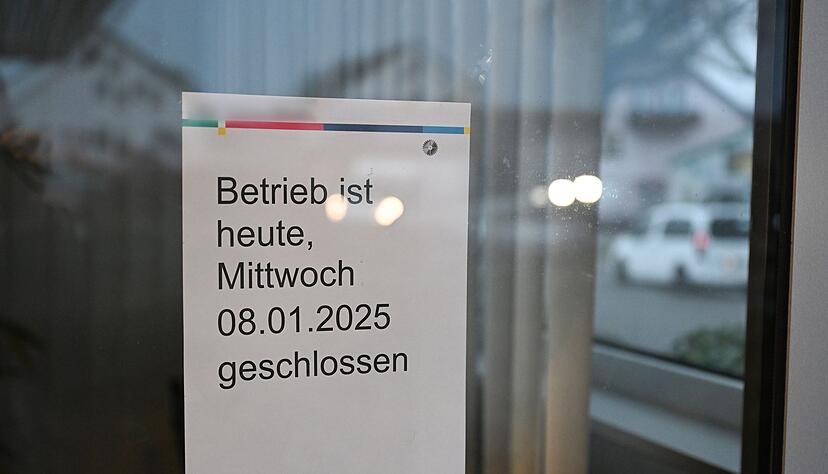 Ein Zettel hängt im Eingangsbereich des Betriebs, in dem die Schüsse gefallen waren. Was war Auslöser für die Tat? - Ermittlungen laufen auf Hochtouren. Ein Zettel hängt im Eingangsbereich des Betriebs, in dem die Schüsse gefallen waren. Was war Auslöser für die Tat? - Ermittlungen laufen auf Hochtouren.