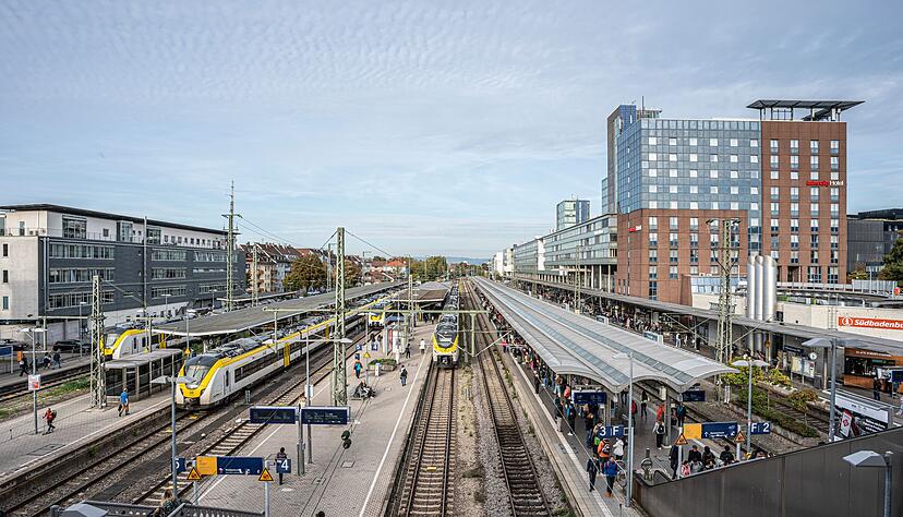 Viele Bahnreisende mussten wegen einer ungeplanten Baustelle ihre Fahrt unterbrechen. (Archivbild) Viele Bahnreisende mussten wegen einer ungeplanten Baustelle ihre Fahrt unterbrechen. (Archivbild)