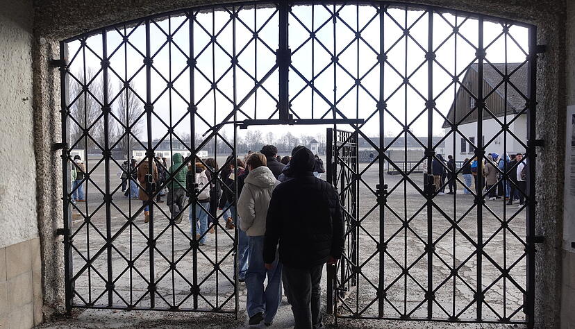 Sch&uuml;lerinnen und Sch&uuml;ler des Theodor-Heuss-Gymnasiums Heilbronn gehen auf dem Appellplatz. Dort mussten tausende H&auml;ftlinge stundenlang, manchmal sogar tagelang Appell-Stehen.