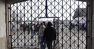 Sch&uuml;lerinnen und Sch&uuml;ler des Theodor-Heuss-Gymnasiums Heilbronn gehen auf dem Appellplatz. Dort mussten tausende H&auml;ftlinge stundenlang, manchmal sogar tagelang Appell-Stehen.